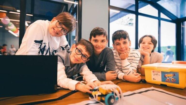 deneyap-ogrencileri-robotik-ve-kodlama-proje-senliginde-yaristi-H7dkIFOR.jpg