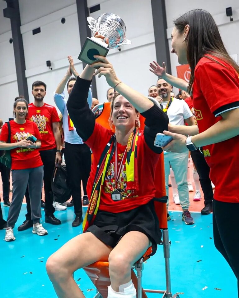 goztepe-voleybolun-helena-rousseauxu-ameliyat-oldu-G6sCcxdH.jpg