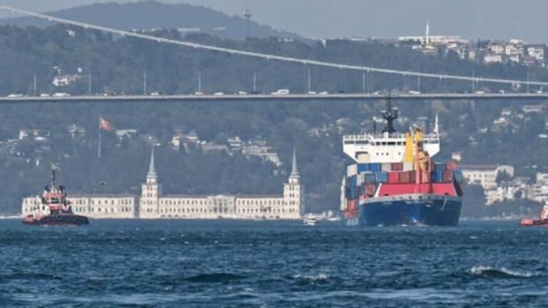 istanbul-bogazinda-gemi-trafigi-gecici-olarak-askiya-alindi-9eRhgApO.jpg